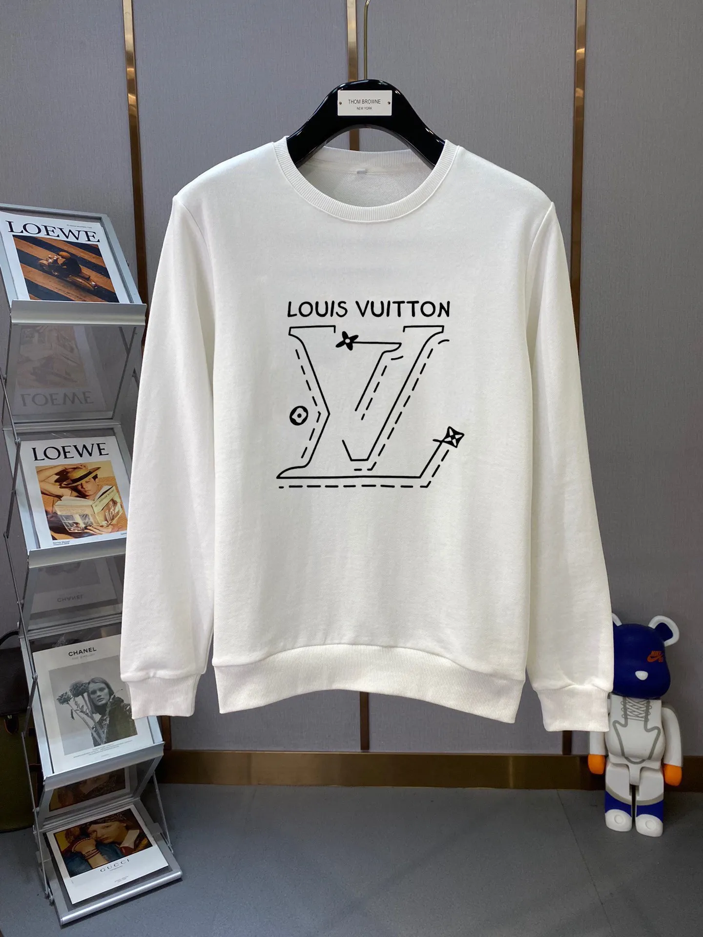 🅿️220 brand [LV Louis Vuitton] (good news for fat people) 2025ss autumn latest long-sleeved round-neck sweatshirt, on sale simultaneously on the official website. Refreshing and breathable. Made of top Tencel Roman. Comfortable and soft. 3D three-dimensional clarity. Super fashion sense. Great for gifting and keeping for yourself. Size: M-5XL (can wear up to 220 pounds)